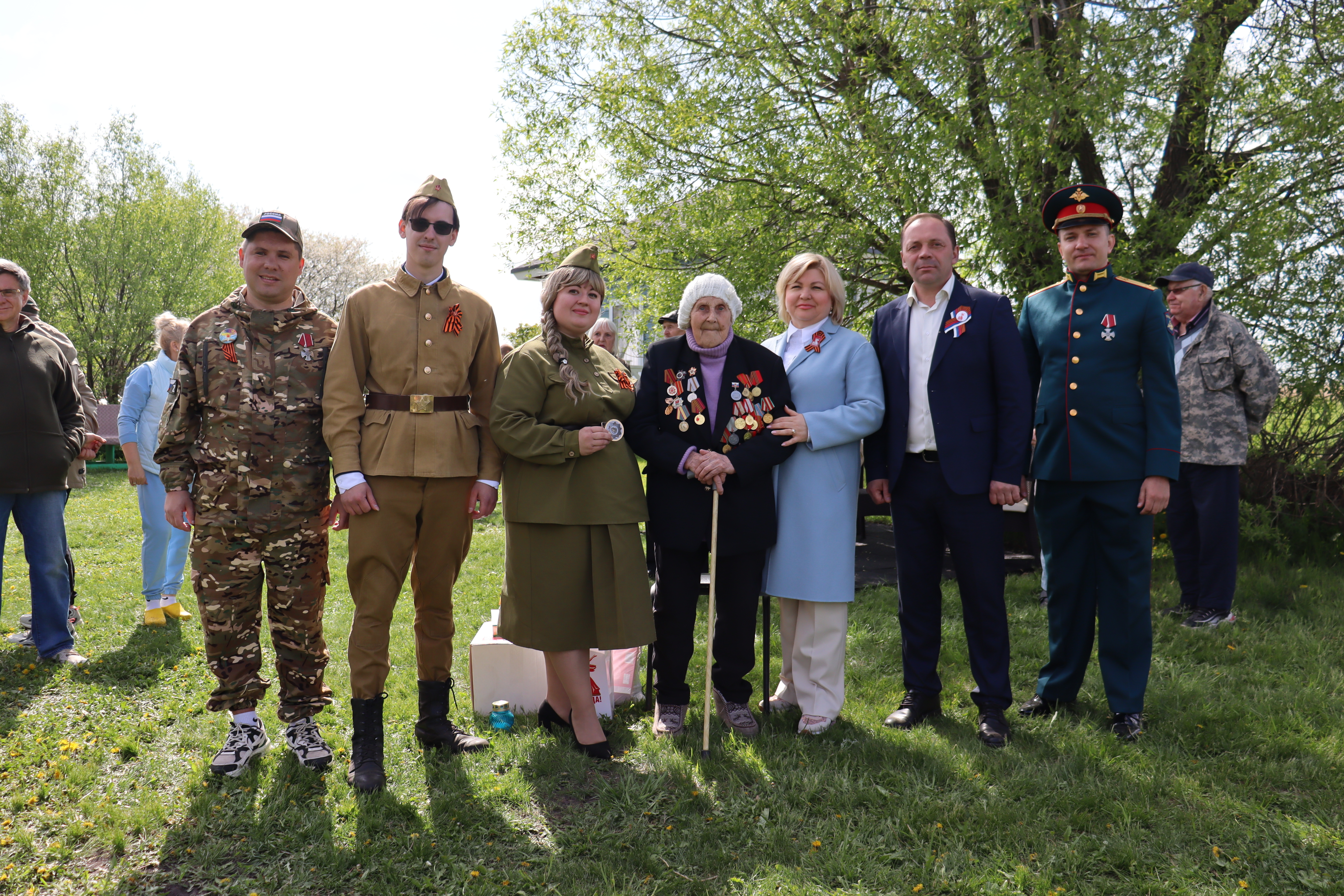 Парад у дома Ветерана.