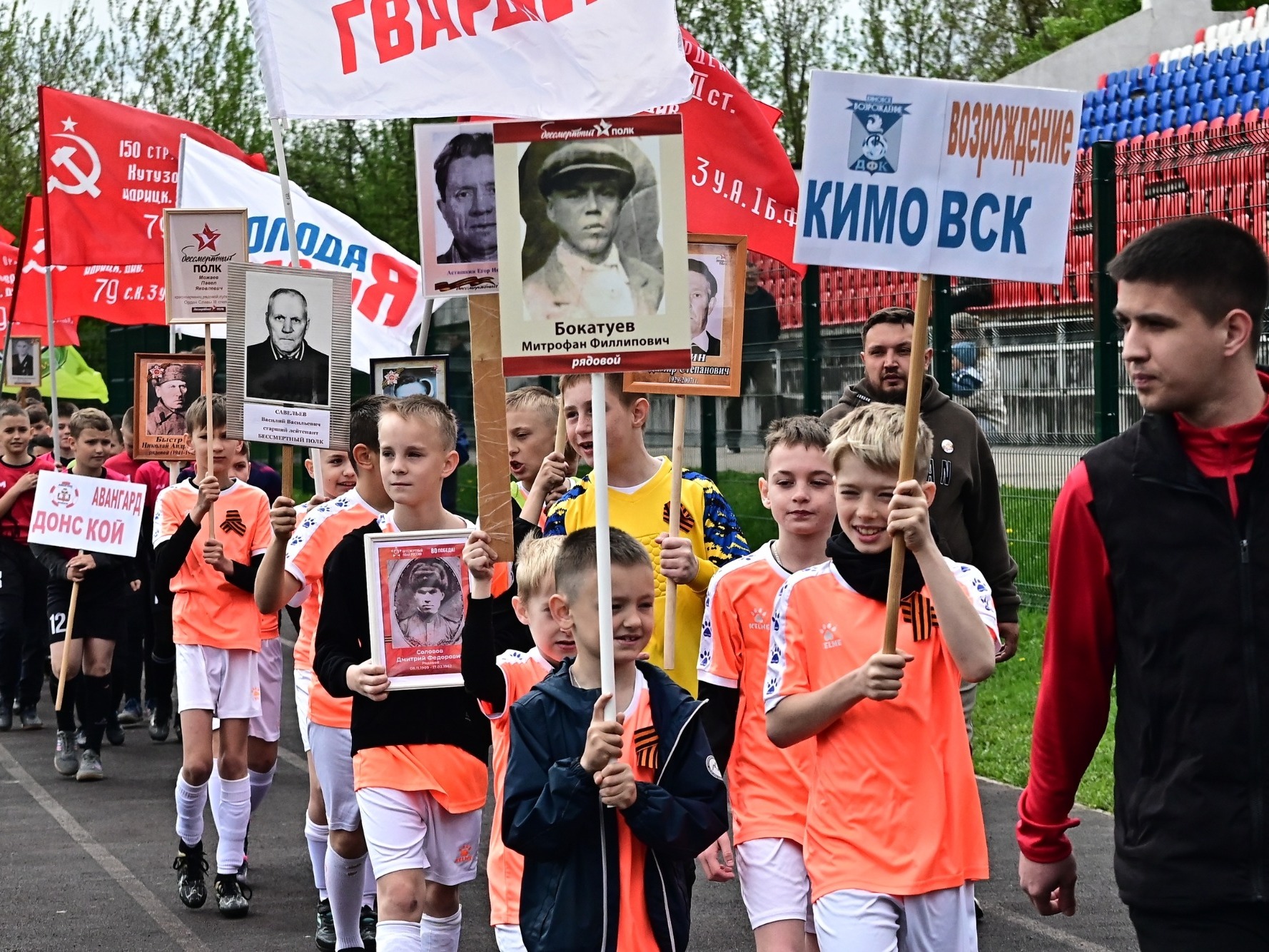 На центральном футбольном поле городского стадиона состоялся турнир по футболу, посвященный 81-ой годовщине Победы в Великой Отечественной войне.