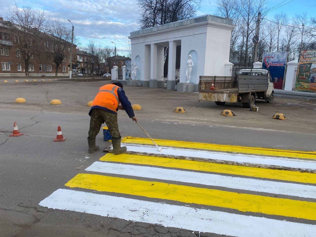 Работы по благоустройству города продолжаются.