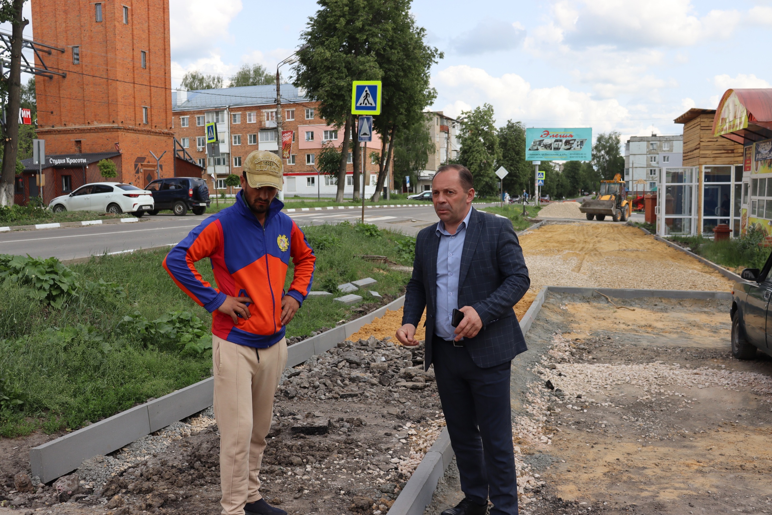 Ремонт тротуара на ул. Бессолова в самом разгаре.