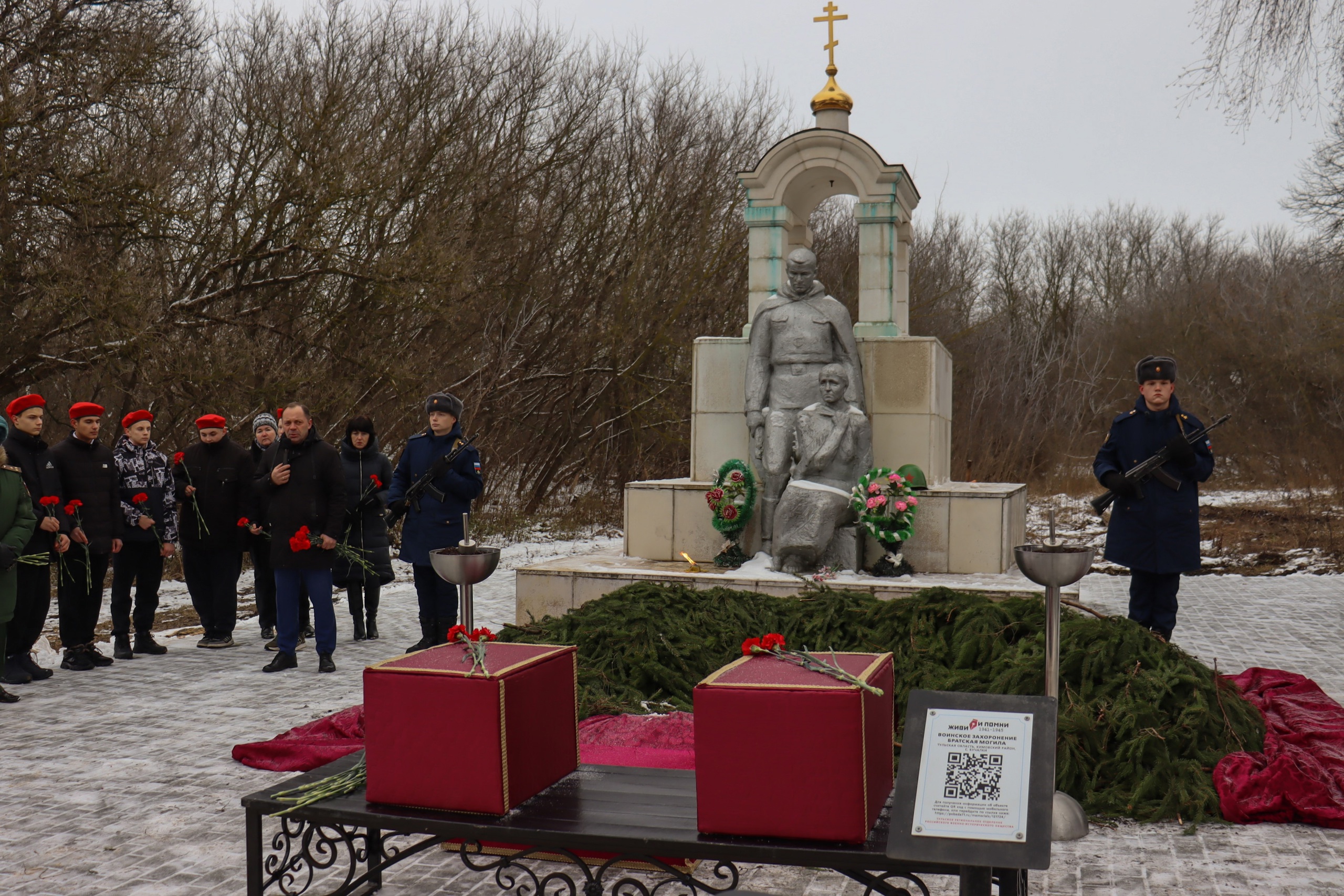 В День неизвестного солдата в с. Бучалки прошла церемония перезахоронения останков воинов Красной Армии, погибших в годы Великой Отечественной войны.