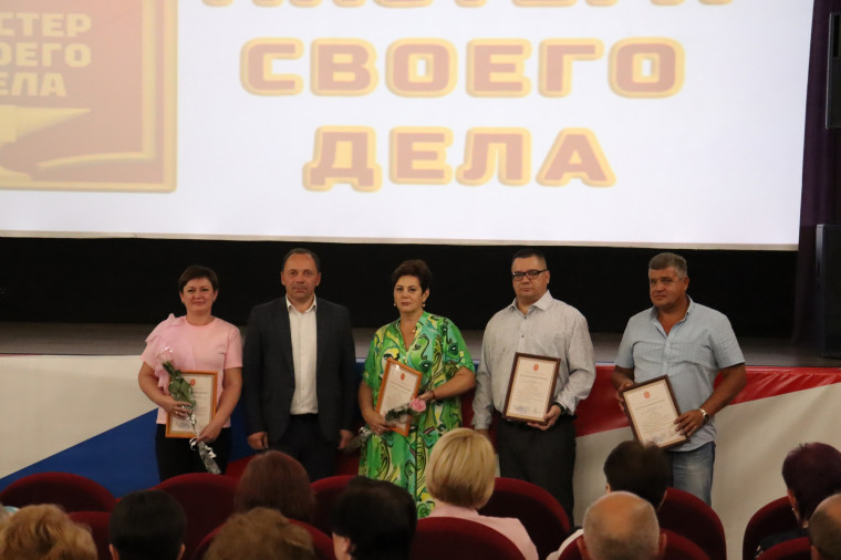 Продолжаем чествовать людей труда, профессионалов своего дела. Продолжаем чествовать людей труда, профессионалов своего дела.